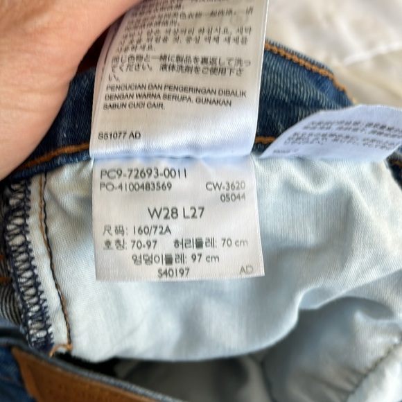 Levi's Premium Ribcage Straight Size 28 Medium Wash. Color is Georgie - Picture 10 of 15